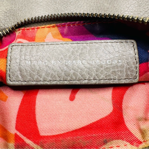 ★ Marc by Marc Jacobs Wristlet - Army Green ★ - Picture 5 of 9